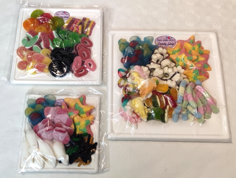 Sicher verpackt kommen unsere Süßigkeitenplatten zu ihrem Kindergeburtstag. In 3 verschiedenen Größen sind unsere Süßigkeitenplatten erhältlich